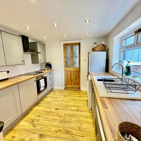 Spacious 3 Bedroom Retreat For Professionals 킹스턴어폰헐 외부 사진
