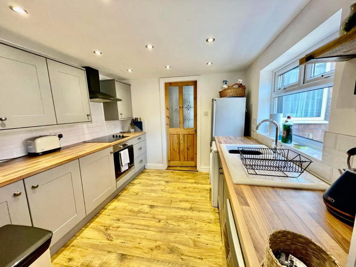 Spacious 3 Bedroom Retreat For Professionals 킹스턴어폰헐 외부 사진